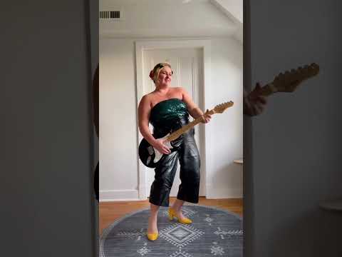 Easy Halloween Costume Ideas for midsize - Josie and the Pussycats 🐯🎸