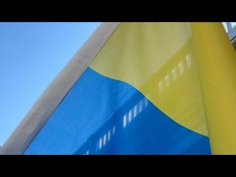 Musician play Ukrainian national anthem on the streets to express his support for the Ukrainian!