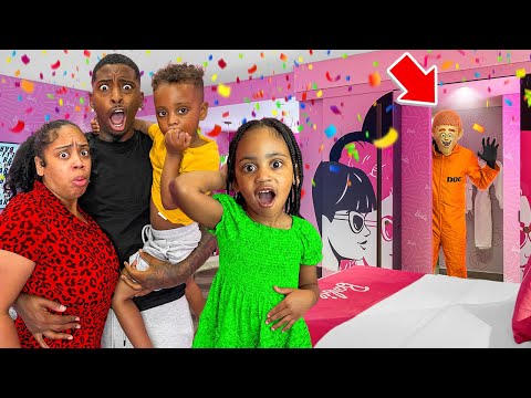 Surprised LONDYN With Her Dream Room & Found The Creepy Man In Her CLOSET….