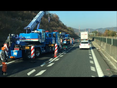 クレーン車【事故】山陽道 クレーン車がクレーン車を事故処理