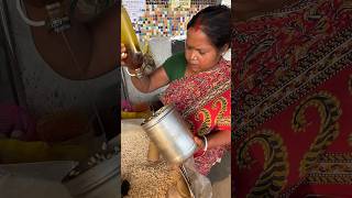 Hardworking Chumki Didi Making JHALMURI ₹10/- at Railway Stn #shorts #kolkatafoodtour #streetfood