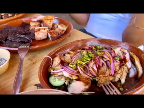 Banquete de carne al cajón cubano y camarones al ajo y miel