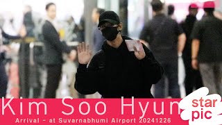 김수현 '태국팬들에게 인사하는 닌자'  [STARPIC] / Kim Soo Hyun Arrival - at Suvarnabhumi Airport 20241226