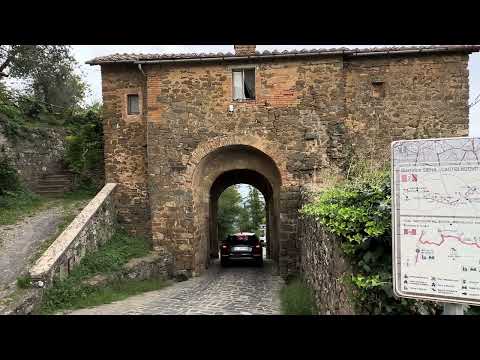 Driving in Italy: Narrow Arch in Montalcino