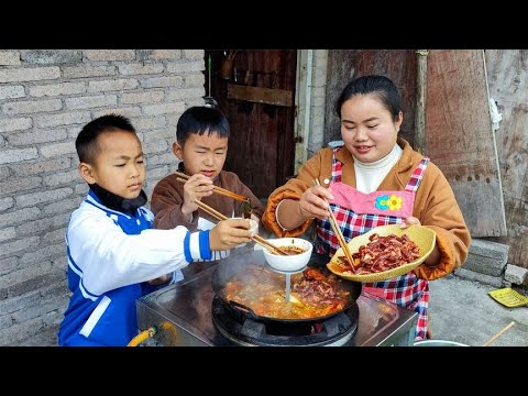 酸辣猪心火锅，够酸够辣，冬天火锅就得这样吃，真过瘾【梅子美食】