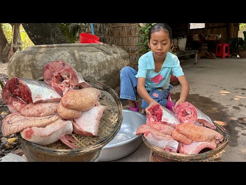 Smart girl Pich cook yummy food for Mommy Sreypov - Fish and fish egg cooking