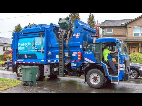 Peterbilt 520 - McNeilus ZR "Mini" Garbage Truck