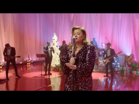 Kelly Clarkson - Christmas Isn't Canceled (Just You) [Live]