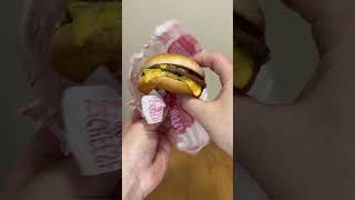 ダブルチーズバーガーに隠された不可解な謎