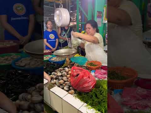 Shopping for #Seafood on #goodfriday at #carbonmarketcebu ! #fishmarket #cebu #kalamicebu #fish