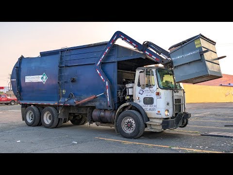 Autocar WX64 - Bridgeport Front Load Garbage Truck