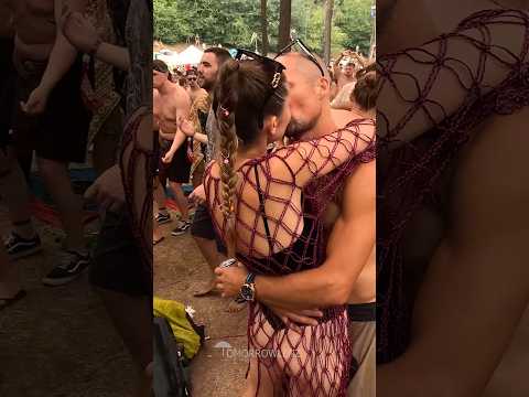 A Kiss That Says It All at OZORA😍