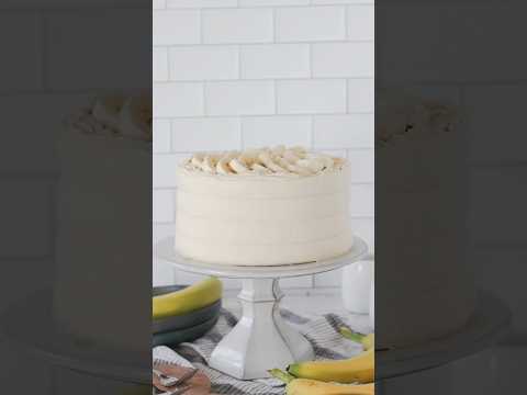 The best peanut butter banana cake! Recipe on Bakingwithblondie.com #cake #cakedecorating #banana