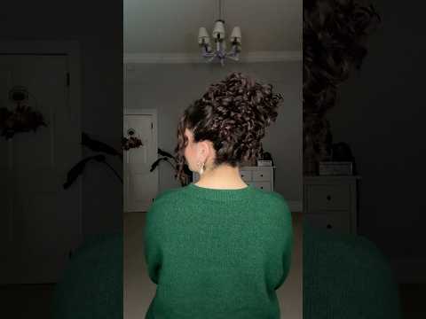 The “perfect” messy bun tutorial #curlyhairstyles #hairstyle #curlyhair #messybuntutorial