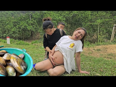 17 year old single mother living in the forest: Helping Pregnant Women - Catching Snails to Sell