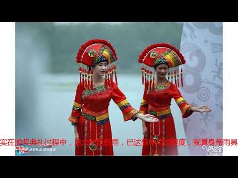 礼仪小姐雨中站40分钟，却笑不停，堪称“敬业女神”