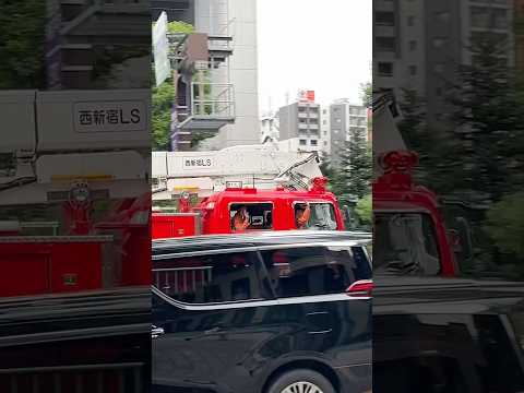 消防車　はしご車　都内に2台屈折はしご車！イケメン隊員の神対応🤩#消防車#イケメン#かっこいい#はしご車#警察車両 #緊急車両 #shortvideo #short #cool #ambulance