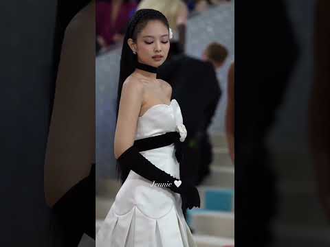 I'm into her in this 😻 #kpop #jennie #jenniekim #blackpink #metgala #metgalagacha2023