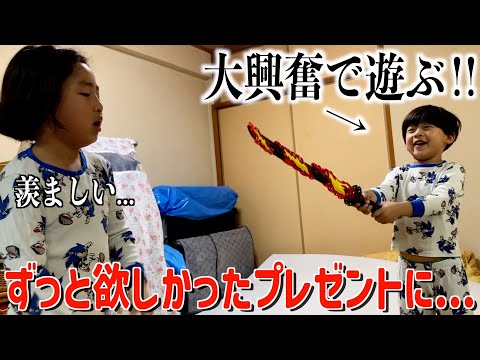 ゆうだい６歳の誕生日パーティー‼︎剣をもらい大はしゃぎの主役といじける次男...w