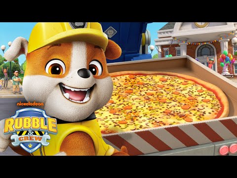 Rubble Bakes a Giant Pizza! 🍕 w/ Charger, Mix & Wheeler | Rubble & Crew