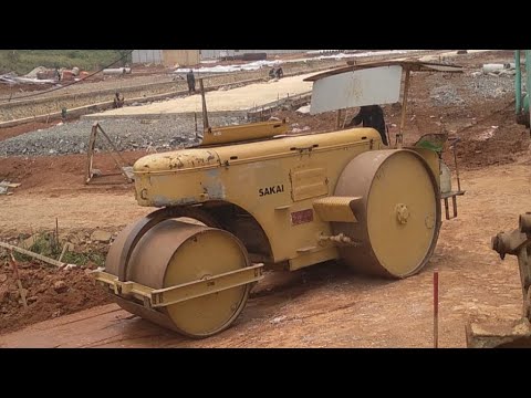 SAKAI KD7608 THREE WHEEL ROLLER working in COMPACTIONS ACSES ROAD