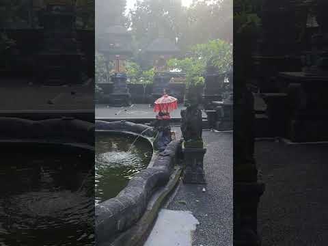 Peace and tranquility of Udayana University's Dalem Balembong Temple#university#bali