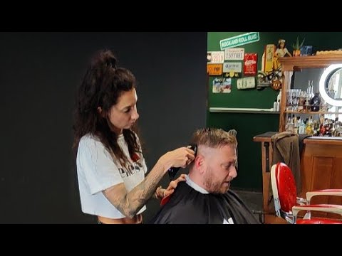 Kopfsache Barbershop-ASMR überträgt einen Livestream.