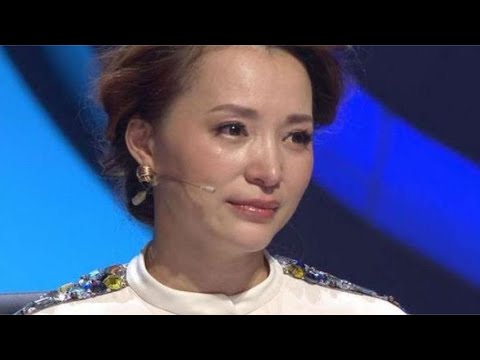 董卿不愧是“央视一姐”，含泪演唱《至少还有你》，开口感动全场