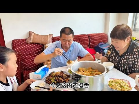 The mother-in-law and daughter-in-law steamed pork with flour and the son fried two hometown dishes