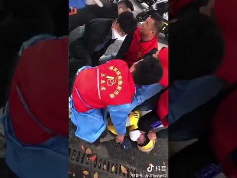 看看墙国底层被按在地上无助的眼神