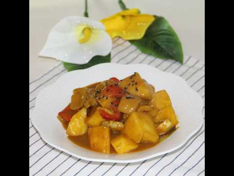 Making apple curry with various ingredients such as meat, vegetables, and fruits