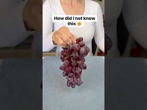 Easily remove grapes from stem #grapes #fruit #kitchentips