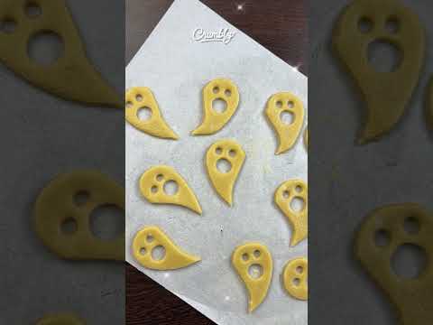 Bake these cute and spooky Halloween ghost cookies! 👻🍪 #halloween #dessertlovers