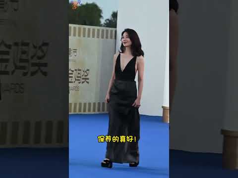 殷桃深V礼服亮相红毯，44岁身材依旧出众，笑容甜美！#明星 #殷桃 #shorts