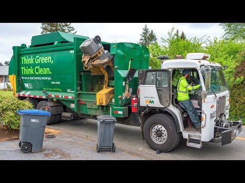 Peterbilt 320 - McNeilus M/A Garbage Truck