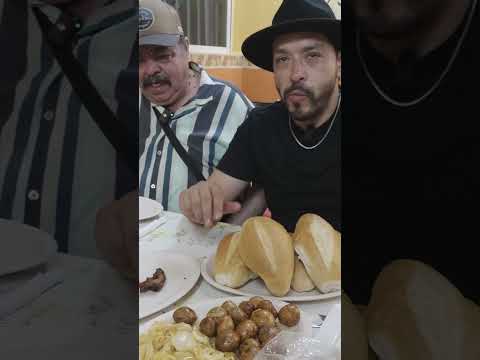 VENDEN CIENTOS de POLLOS ROSTIZADOS y TODO de ACABA