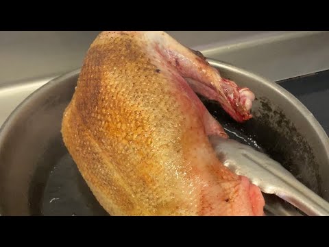 シャラン鴨のロティ/脂を落としながら焼き上げる/Canard de Challans/営業前の準備