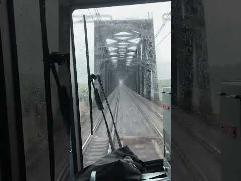 つくばエクスプレス、雨の利根川橋梁を通過