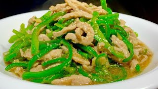 The chef of the hotel teaches you the correct way to fry shredded pork with green peppers