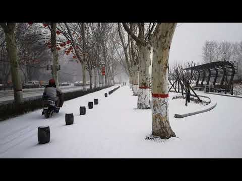 郑州这场大雪真是太大了，天寒地冻，警察路口站岗，环卫工人最辛苦，