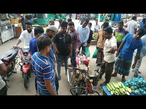 কাঠের তৈরি মোটরসাইকেল দেখে জুড়ি বাজারবাসীদের ভিড় ঝমলো,জুড়ি নিউ মার্কেট সংলগ্নে।Public reaction