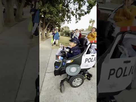 Estos oficiales de policía sorprendieron a este niño ❤️