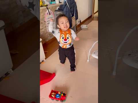 腹筋崩壊🤣 1歳＆3歳の予測不能すぎるクリスマスダンス！🎄✨ #育児 #shorts