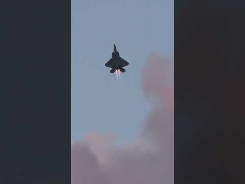 USAF F-22 Raptor Unrestricted Climb - EAA AirVenture 2023