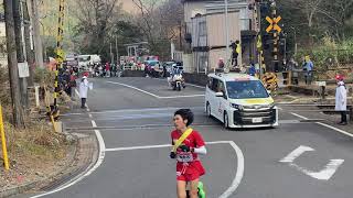 2025箱根駅伝往路　小涌谷踏切通過風景　＜2025　Hakone EKIDEN at Kowakidani railroad crossing＞