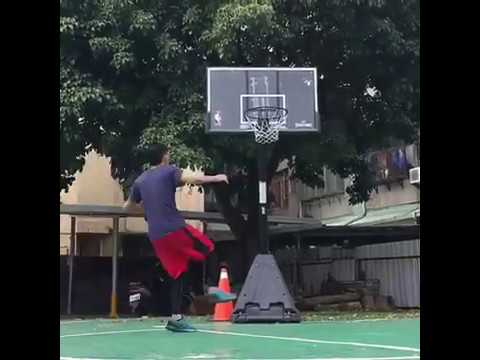 Dunk between the legs  胯下灌籃