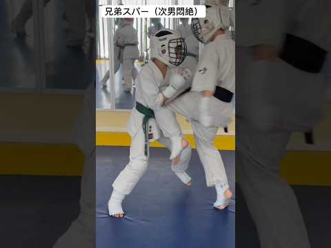 【兄弟スパーリング】兄の膝蹴りを効かされてノックアウト🥊