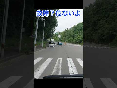 コーナーの内側に止まってる故障車？危なっかしいなぁ