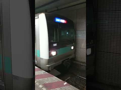 E233系2000番台マト18編成 千代田線小田急線直通各駅停車成城学園前行き 乃木坂駅発車 発車メロディ「君の名は希望・イントロver」 2019年3月20日撮影