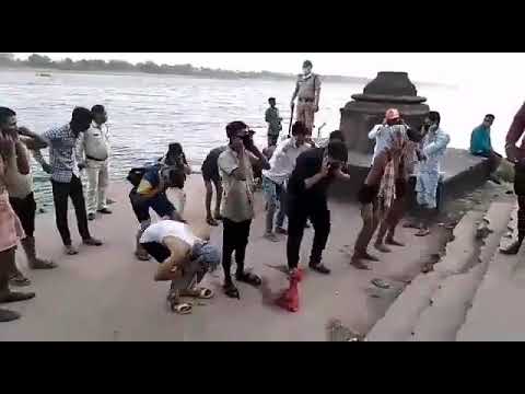 नर्मदा तट महेश्वर पर शाही स्नान🏊🏻‍♀️का आंनद लेते हुऐ कुछ श्रद्धालु | Narmada Coast Maheshwar, Indore